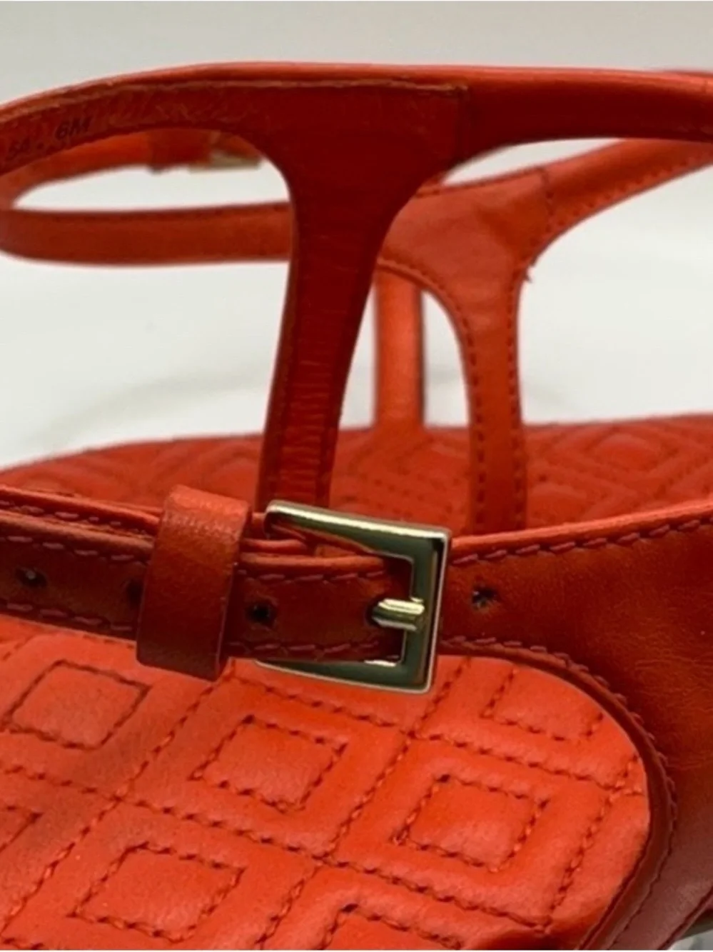 Tory Burch Coral Red Orange Quilted Logo T-Strap Sandals size Women’s 8